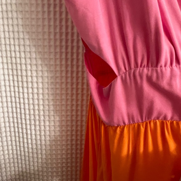 Scoop color block sleeveless dress with side cut outs. - Picture 5 of 6